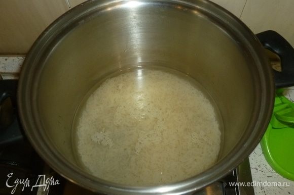 Рис залить 2 стаканами воды, добавить щепотку соли, довести до кипения, варить под крышкой 20 минут.