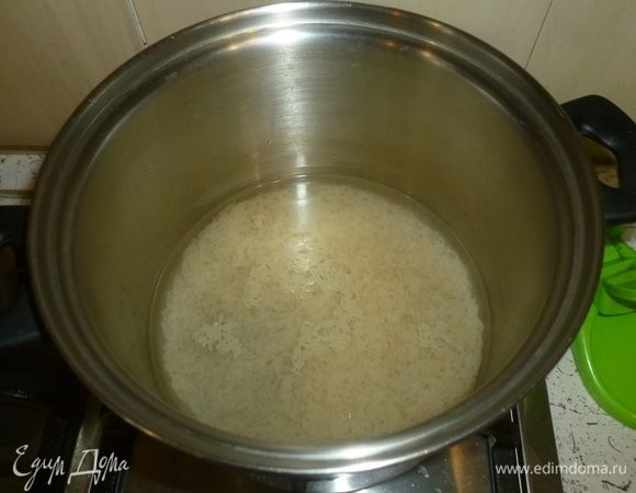 Рис залить 2 стаканами воды, добавить щепотку соли, довести до кипения, варить под крышкой 20 минут.