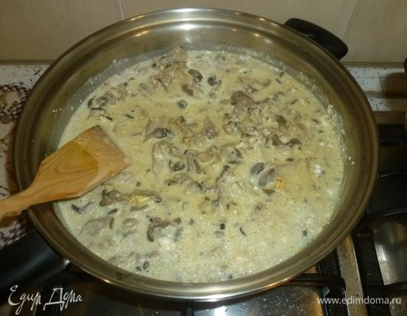 Добавить к грибам карри и муку. Влить кокосовое молоко. Готовить 5 минут. 