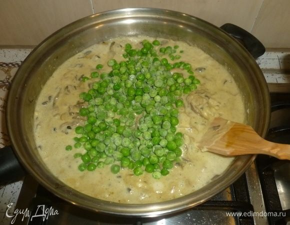 Добавить горошек. Готовить 5 минут.