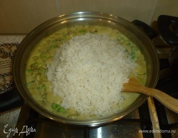 Добавить рис. Перемешать, прогреть, снять с огня.