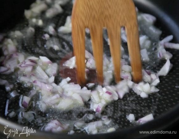 Растопить половину сливочного масла и обжарить лук до золотистого цвета. Затем вынуть.