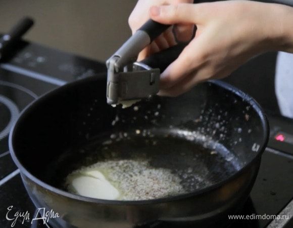 Растопить вторую половину масла, добавив растительного и обжарить чеснок секунд 30.