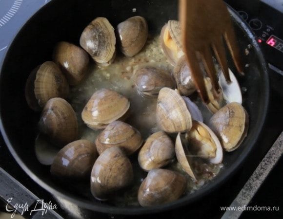 Вернуть лук и добавить вонголе. Накрыть крышкой и тушить до того момента, пока вонголе не раскроются, если они были охлажденными. А если они уже были варено-мороженое, то подержать под крышкой минут 5.