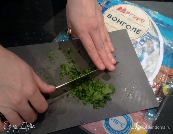 Нарезать зелень.