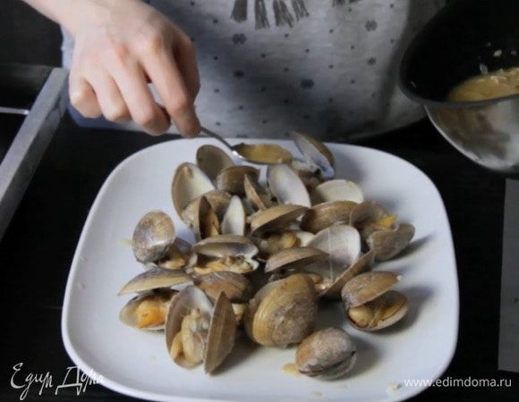 Выложить на сервировочную тарелку, полить соусом.