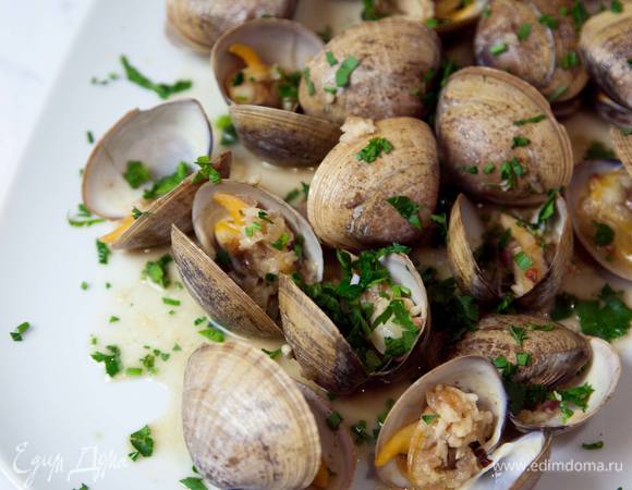 Перед подачей посыпать зеленью и полить соком лимона.