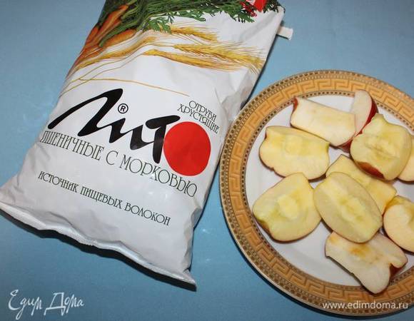 Яблоки (3 шт.) очистить, удалить сердцевину.