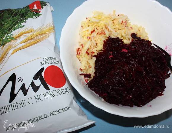 Соединить натертую свеклу и яблоки.  