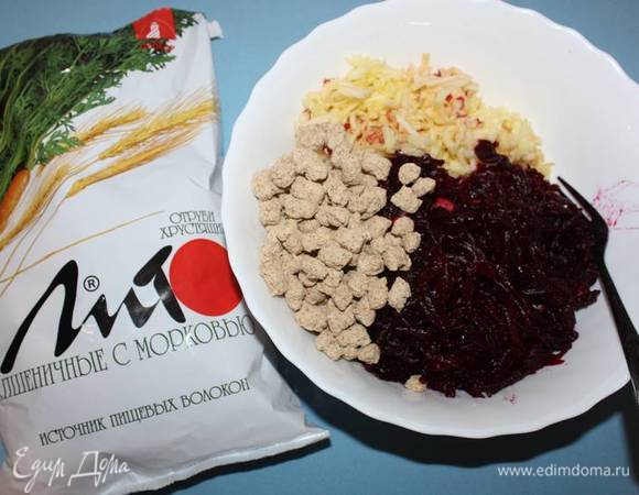 Добавить 25 г хрустящих отрубей ТМ «Лито». Обратите внимание, что добавлять отруби следуем перед самой подачей на стол. Если вы планируете подать салат позже, то все отруби (50 г) следует уложить вокруг салата в конце (см. фото ниже).