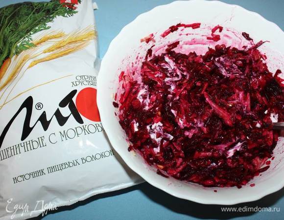 Заправить лимонным соком, сахаром, добавить 3 ст. ложки сметаны. Перемешать.