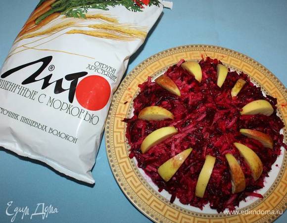 Выложить все на тарелку горкой, украсить дольками яблок. 