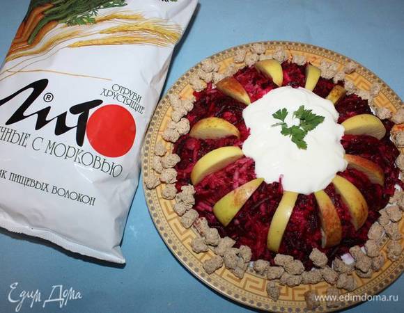 Сверху полить оставшейся сметаной, украсить веточками зелени. Посыпать вокруг оставшимися хрустящими отрубями ТМ «Лито». 