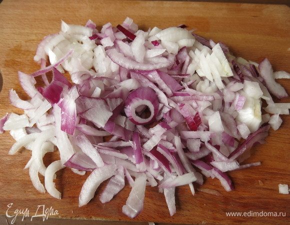 Нарезаем лук полукольцами.