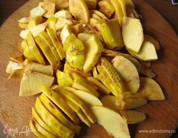 Тонко нарезаем айву.