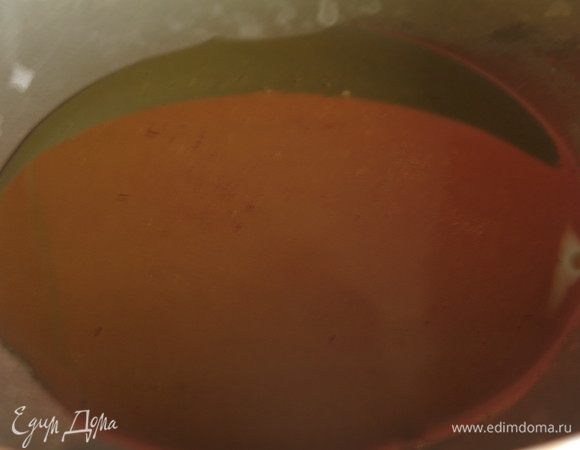 Наливаем масло в сковородку, нагреваем на слабом огне. Мы будем использовать молотые специи, перегревать масло не стоит, тмин и кориандр могут сгореть.