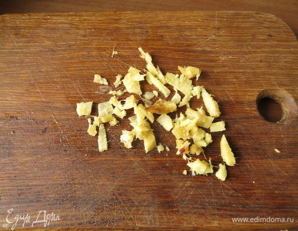 Нарезаем кусочек имбиря.