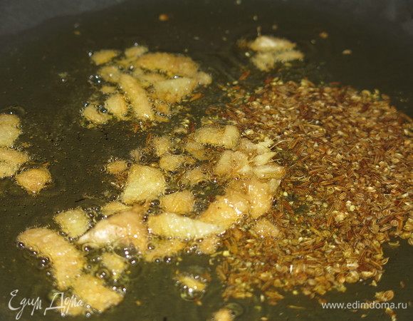 Кладем имбирь в масло на 15 секунд, добавляем специи, нагреваем еще 5 секунд.