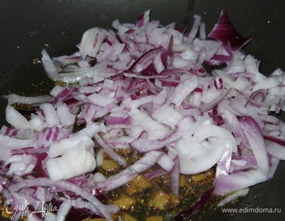 К специям кладем лук. Обжариваем.