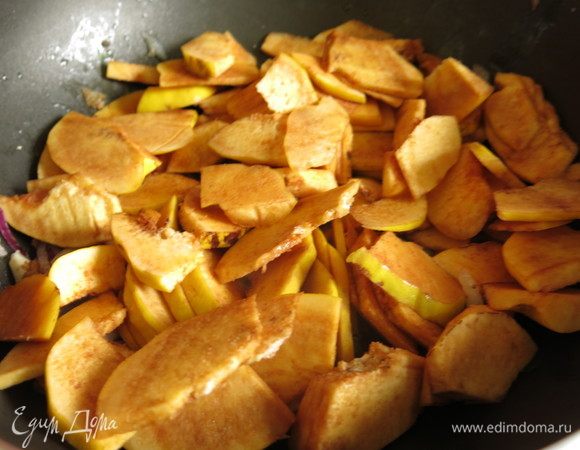 К луку — айву, обжариваем 10 минут. 