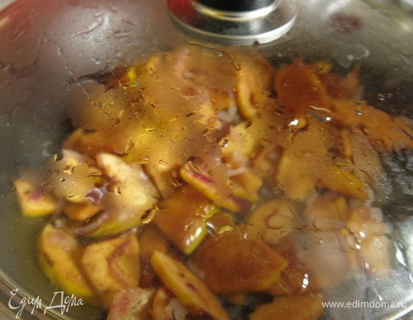 Наливаем немного воды, накрываем крышкой и тушим минимум 10 минут. 