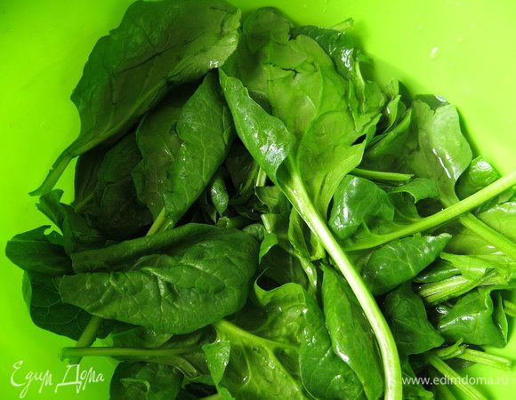 Готовим остальные продукты, промываем шпинат.
