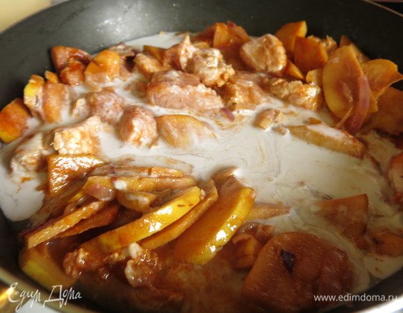 Вливаем молоко кокосовое. Тушим 10 минут.