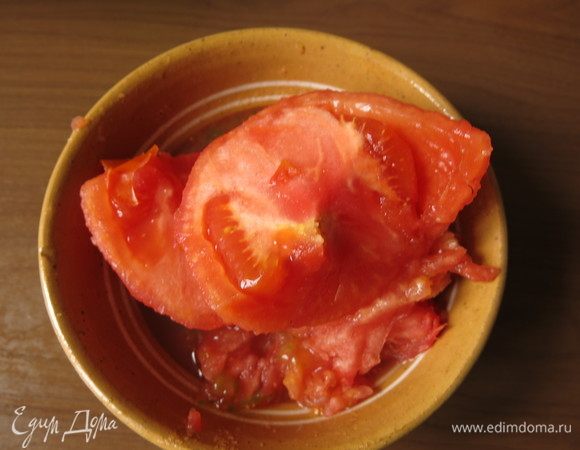 Помидоры очищаем от шкурки.