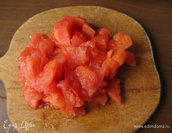 Нарезаем томаты. Помидоры сладкие, сочные, южные, напоминание о лете.