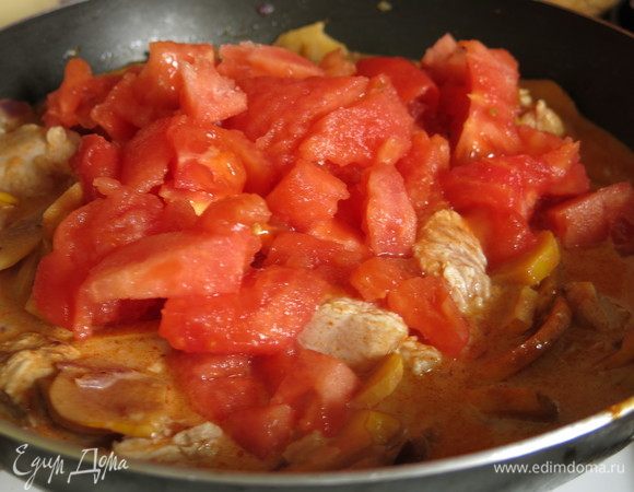 Кладем томаты в карри, тушим 10 минут.