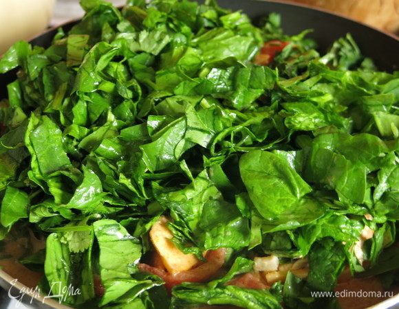 Нарезаем шпинат и кинзу, кладем в карри и тушим под крышкой несколько минут. 