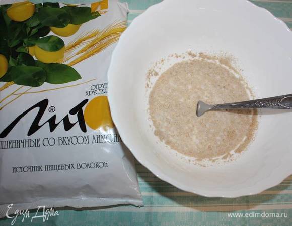 В молоко 35-40°С добавим сухие дрожжи (при употреблении свежих дрожжей их надо взять в двое больше чем сухих дрожжей). Дать 10-15 минут для предварительного заквашивания.