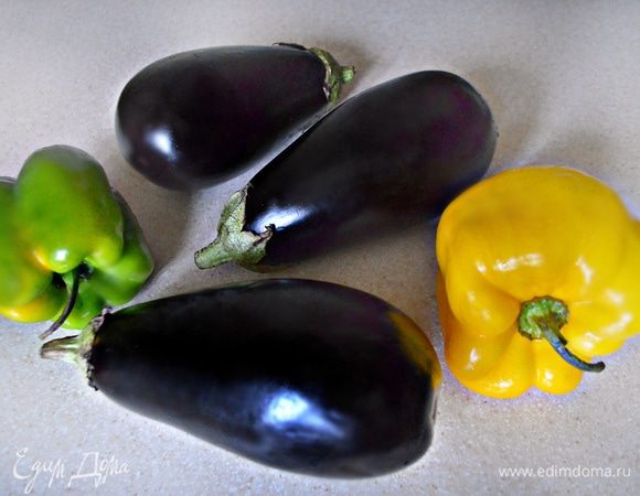 Подготовьте, помойте баклажаны и перцы.
