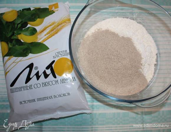 Соединить перемолотые отруби с пшеничной мукой.