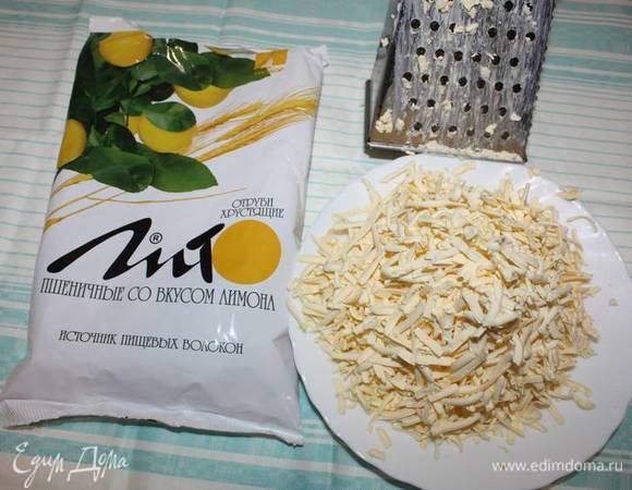 Сливочное масло (по желанию можно заменить маргарином) необходимо натереть на крупной терке. Обратите внимание, что сливочное масло должно быть охлажденным.