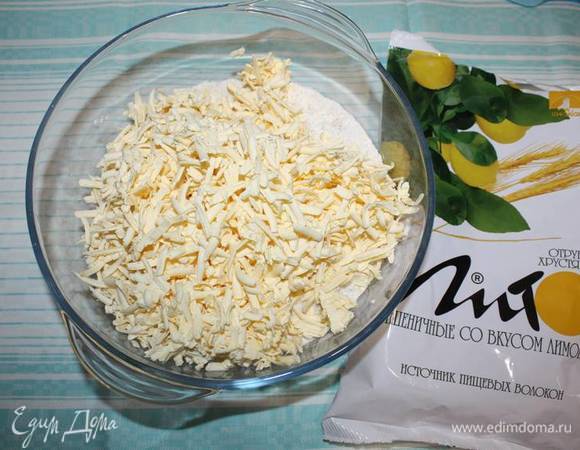 Натертое сливочное масло добавить в муку.