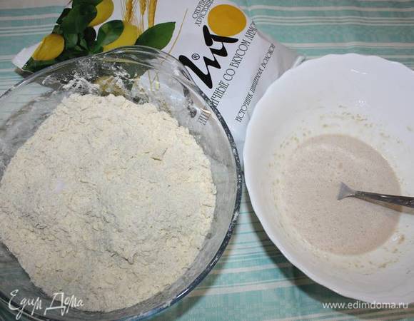 Затем ввести дрожжевую жидкость.