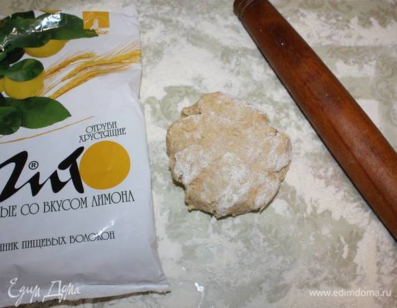 Берем часть теста (примерно 1/5) выкладываем на обильно посыпанный мукой стол.