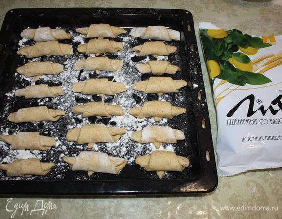 Разложите на противень, посыпанный мукой. 