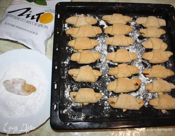 Вынув из духовки, трубочки в горячем виде обвалять в сахарной пудре.