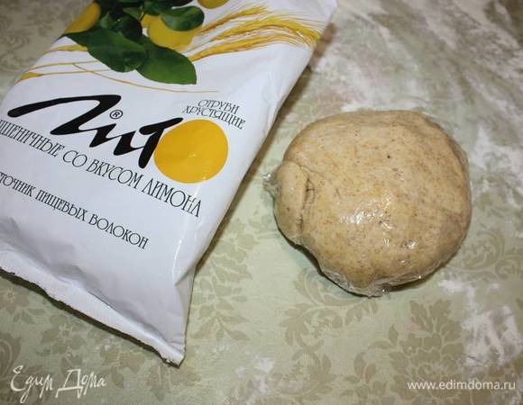 По желанию можно использовать не все тесно сразу. Можно завернуть остаток теста в пищевую пленку, заморозить в морозильной камере и использовать позже. 