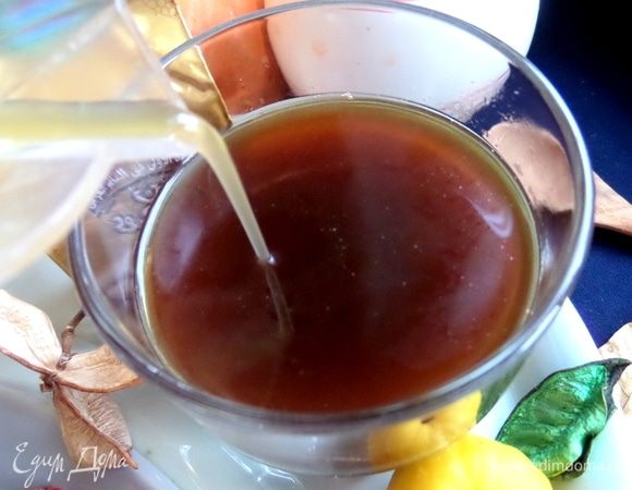 Влить сироп в кофейный напиток. Можно прямо в бокал. В оригинале был мед и лимонный сок.