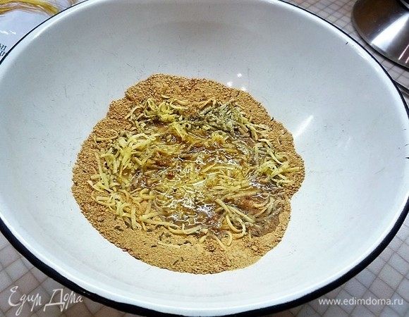 Вливаем 2 ст. л. оливкового масла, перемешиваем и понемногу добавляем воду, вымешиваем тесто лопаткой. Замешиваем тесто.