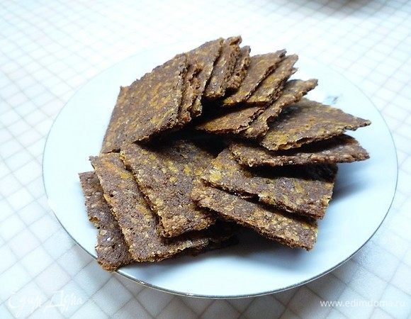 Выпекаем в заранее разогретой духовке при 180°С 20 минут. Остужаем и разделяем на небольшие квадраты.