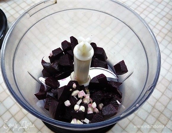 Для крема в чаше блендера смешиваем нарезанную мелкими кубиками свеклу и чеснок.