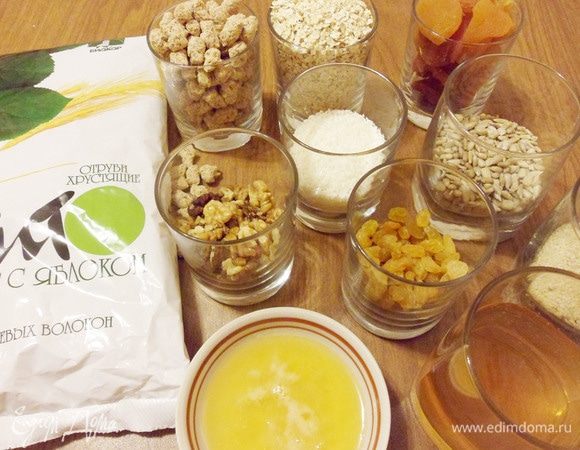 К пшеничным отрубям ТМ «Лито» добавим классические овсяные хлопья, рубленые грецкие орехи, кокосовую стружку, очищенные подсолнечные семечки, семена кунжута, курагу, изюм без косточек, яблочный сок, мед и немного рафинированного растительного масла.