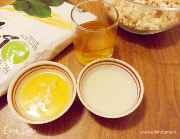 Для сиропа понадобятся яблочный сок (у меня собственного приготовления), жидкий мед и рафинированное подсолнечное масло.