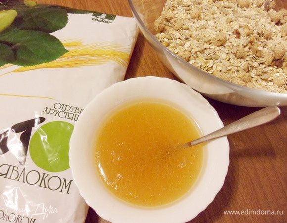 Соединить в чашке яблочный сок, растительное масло и мед. Размешать вилкой.