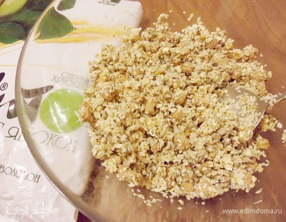 Залить сухие ингредиенты соком. Перемешать. Смесь должна увлажниться, но не раскиснуть.