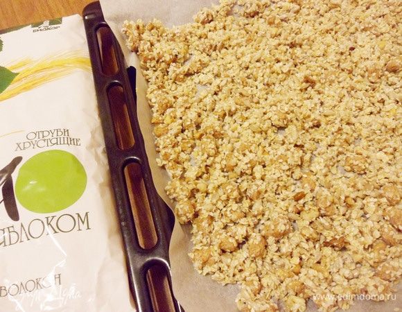 Противень застелить бумагой для выпечки. Высыпать содержимое миски на противень ровным слоем и поставить в предварительно разогретую до 220°С духовку на 15 минут.
